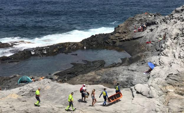 Evacuada tras sufrir una caída en el Charco de Las Palomas en Arucas