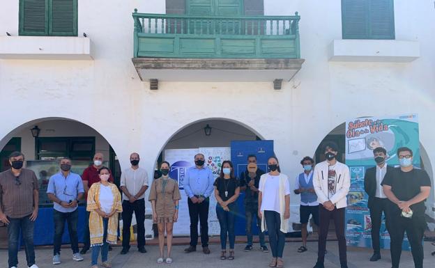 'Súbete a la Ola de la Vida' resiste a la covid, aunque sigue alejada de las playas