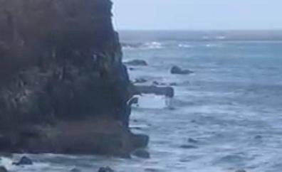 Una furgoneta cae al mar en el barranco de La Torre, en Antigua