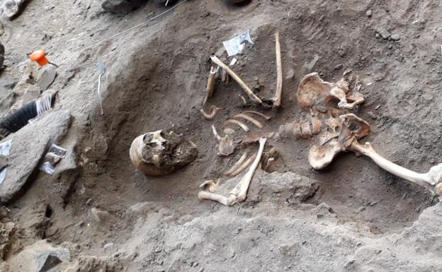 El misterio del único hombre enterrado en una cueva marina durante el siglo XVI