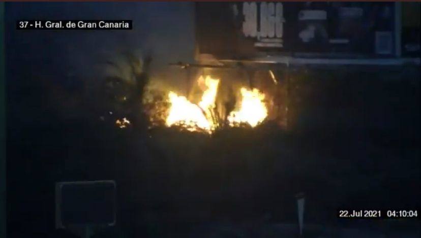 Incendio en un jardín cerca del Doctor Negrín