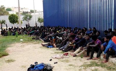 Más de 200 inmigrantes cruzan la valla de Melilla en un nuevo salto