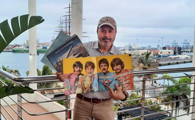 Diego Sánchez posa con la mítica portada del disco de los Beatles por el podrían darle más de 1.200 euros. 