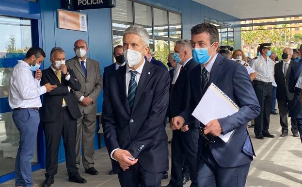 Marlaska garantiza que Canarias tiene medios suficientes para afrontar otra crisis migratoria