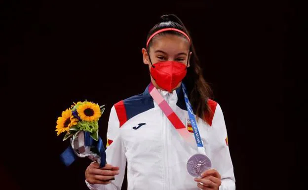 Adriana Cerezo, con su medalla de plata olímpica.