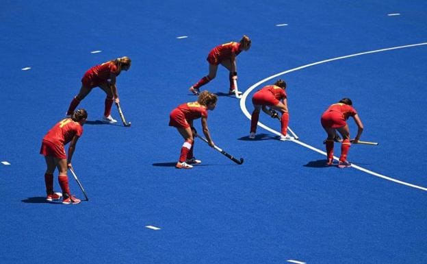 La selección española de hockey femenino, durante su partido ante Australia./afp