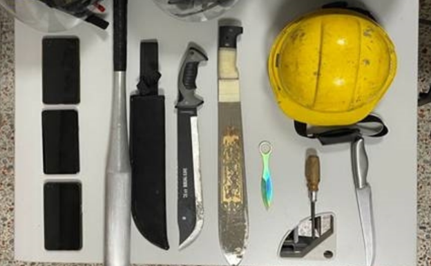 Detenidos por amenazar a una mujer con machetes y cuchillos