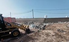La Policía Local obliga a una empresa a recoger los escombros que tiró en Tufia