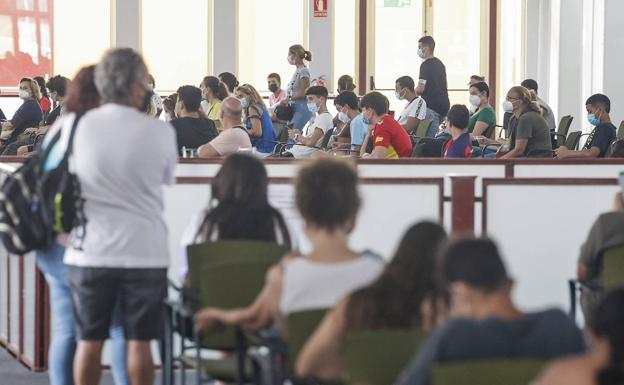 Los jóvenes canarios acuden en masa a vacunarse contra la covid-19