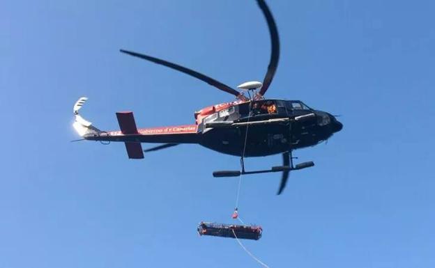 Rescatan a una joven tras caerse al en la carretera Pico de la Aceituna
