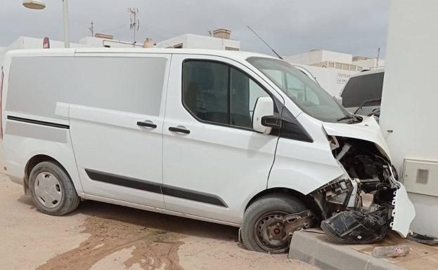 Se despista y choca contra una casa en La Graciosa