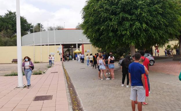 El 34% de la población canaria de entre 12 y 19 años ha recibido al menos una dosis