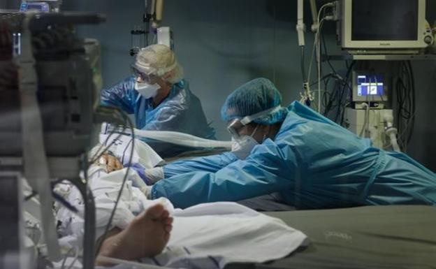 El virus frena su escalada en Canarias pero los ingresos y las muertes siguen al alza