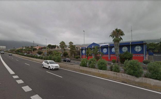 Colisiona con otro coche y termina volcando en La Orotava