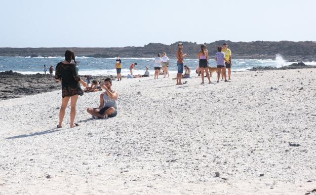 La Oliva intenta frenar el expolio de los rodolitos en las playas de Majanicho