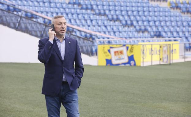 Miguel Ángel Ramírez, presidente de la Unión Deportiva, atiende una llamada telefónica en el Estadio de Gran Canaria. / UDLP