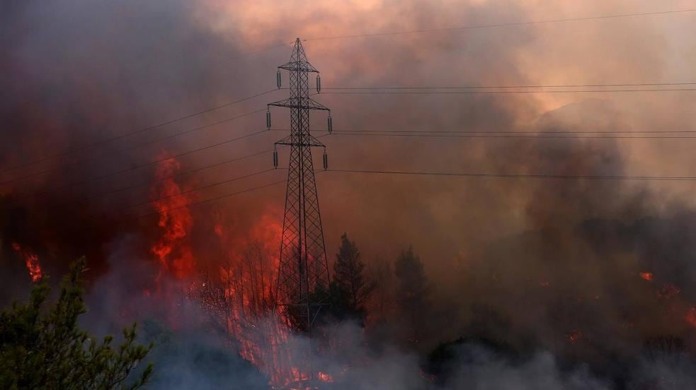 Los incendios en Grecia devoran los alrededores de Atenas