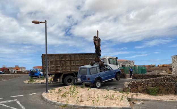 La Policía Local de La Oliva retira 115 coches abandonados en las vías públicas