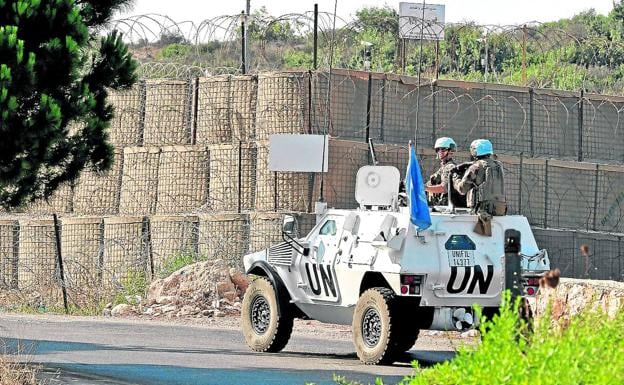 Un blindado de los Cascos Azules de la ONU patrulla en la frontera entre Líbano e Israel./AFP