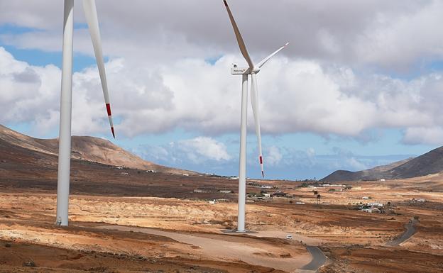 La suspensión de licencias a los parques eólicos y solares durará entre cuatro meses y dos años