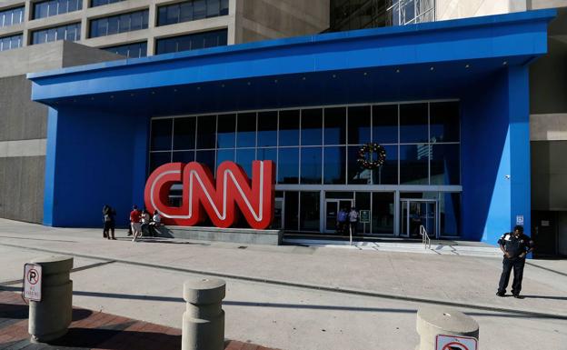 CNN despide a tres empleados que fueron a trabajar sin vacunarse