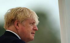 Boris Johnson no se aisla tras dar positivo un colaborador