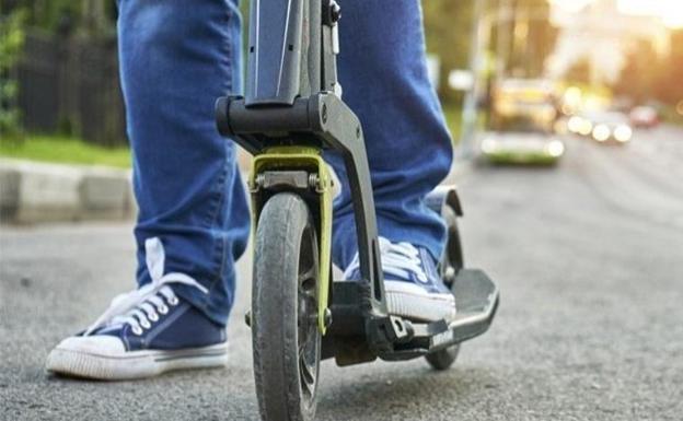 Una menor en patinete choca con un coche en Adeje