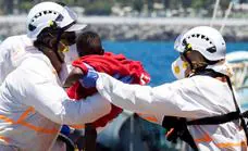 Rescatada una patera con 63 inmigrantes, 11 de ellos bebés, al sur de Gran Canaria