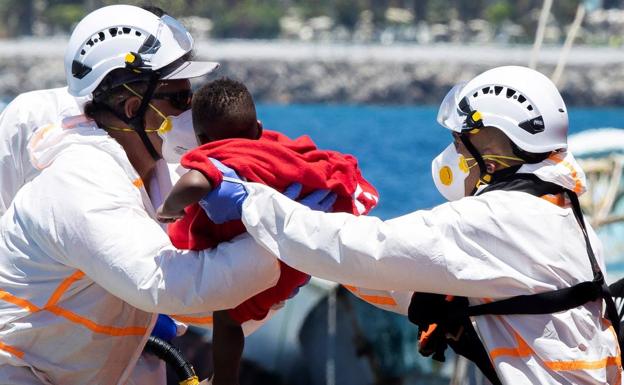 Salvamento Marítimo ha rescatado a 8 millas al sur de Gran Canaria una patera con 63 inmigrantes, 11 de ellos bebés.