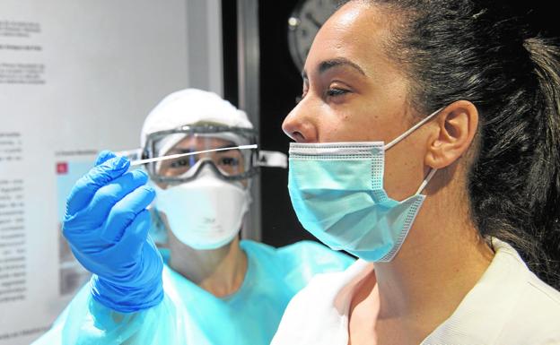 La curva consolida su caída: los contagios bajan un 15% y la incidencia 57 puntos en una semana