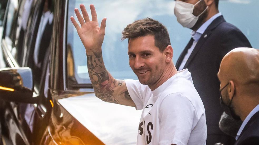 Locura en París con la llegada de Messi