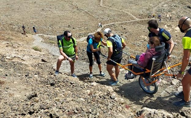 El Cabildo presta las sillas joelëtte para senderismo adaptado