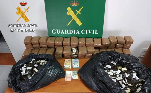 Interceptan un vehículo en el muelle de Corralejo con 60 kilos de hachís