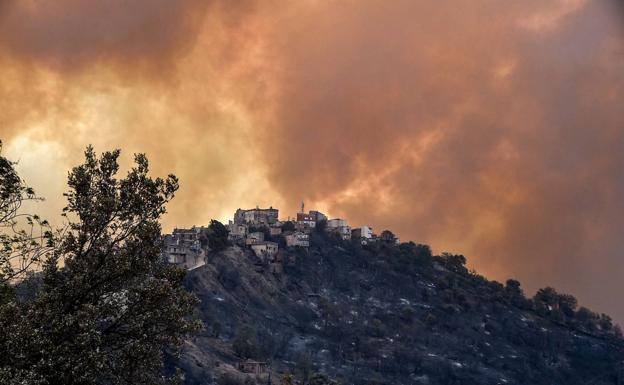 Los incendios en el norte de Argelia se cobran ya 65 vidas