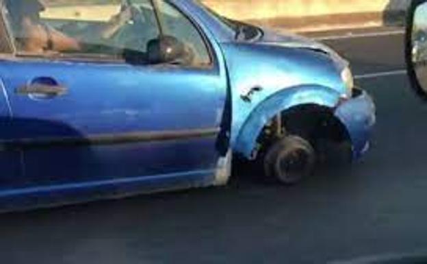 Circula sin una rueda por el carril central de una autovía