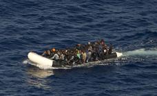Llegan a puerto los supervivientes de la patera rescatada a 650 km de Canarias