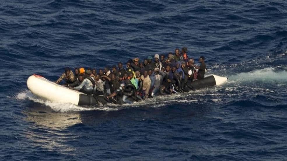 Llegan a puerto los supervivientes de la patera rescatada a 650 km de Canarias
