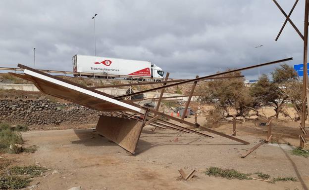 El Cabildo limpia de escombros y runias el paisaje de Bocabarranco y Los Cascajos