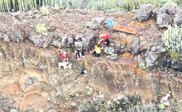 El helicóptero del GES rescata a un cazador herido en Tenerife