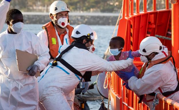 592 inmigrantes llegan en ocho días y las ONG alertan sobre una nueva ola