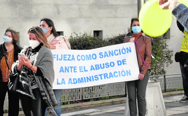 Los interinos continúan su lucha mientras la Administración se va 'de vacaciones'