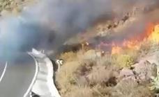 Un coche se prende fuego y provoca un conato de incendio en La Aldea