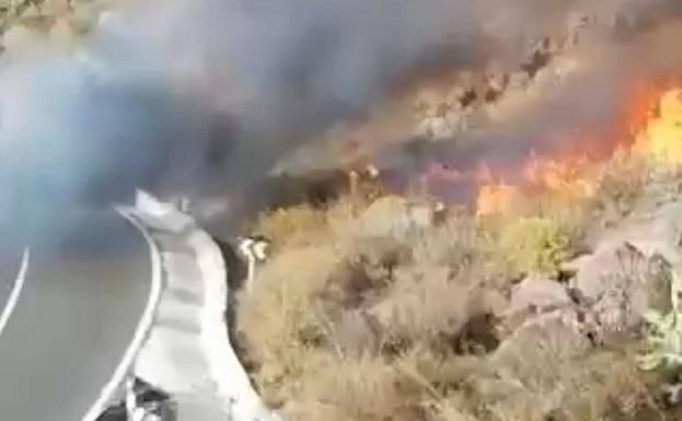 Un coche se prende fuego y provoca un conato de incendio en La Aldea