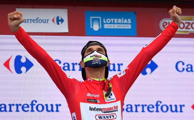Rein Taaramäe celebra su victoria y liderato en la Vuelta. /AFP