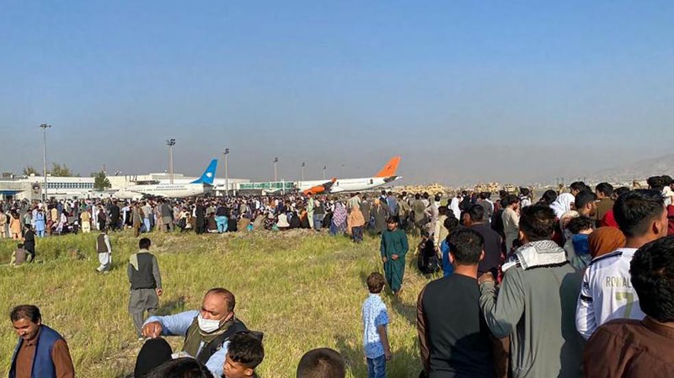 El caos en el aeropuerto de Kabul, en imágenes