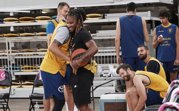 El club claretiano incorporará a un base «veterano y experto en Europa» para cerrar la primera plantilla