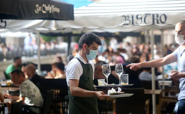 Un camarero trabajando en una terraza de Bilbao.