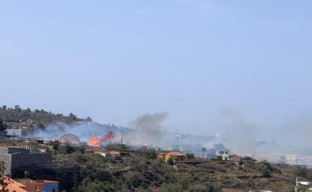 Un incendio sobrecoge a La Palma en un día sofocante con varios conatos