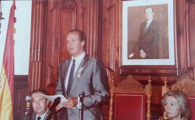 Jerónimo Saavedra dona unas 25.000 fotografías al archivo de la Fedac