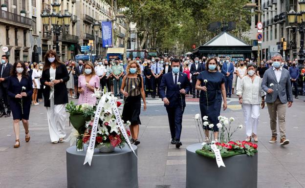 Un minuto de silencio para recordar el horror en el corazón de Barcelona